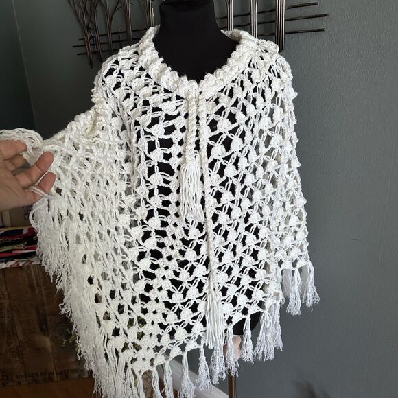 Vintage cream crochet  knit fringe poncho cape Christmas tree skirt or shawl S/M - Picture 5 of 6